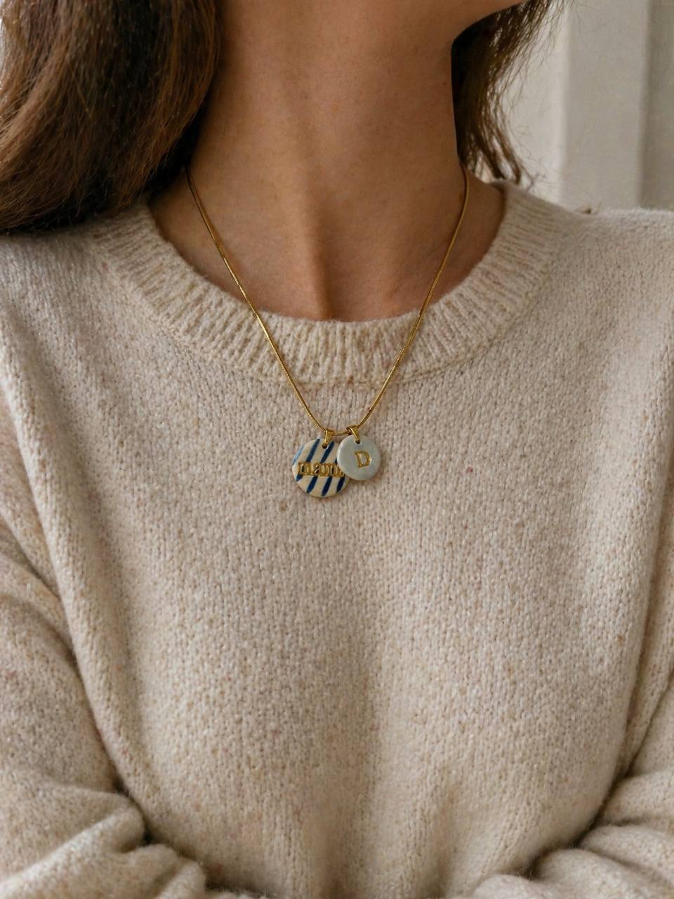 Collar medallita mama con inicial en ceramica esmaltada