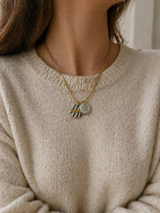 Collar medallita mama con inicial en ceramica esmaltada