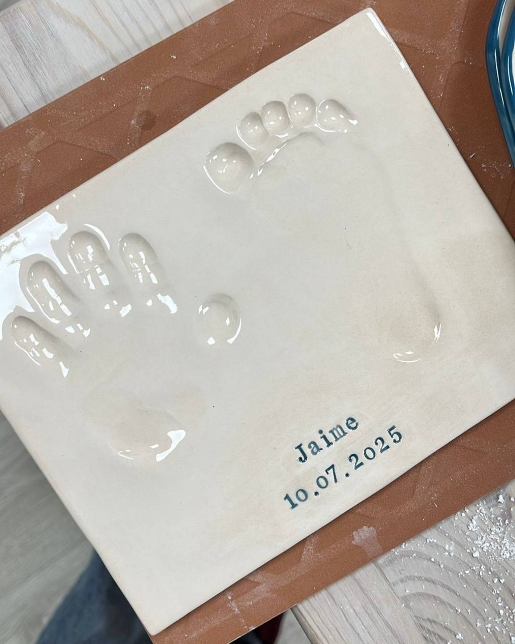 Placa de huellas de bebé personalizada con letras en color azul