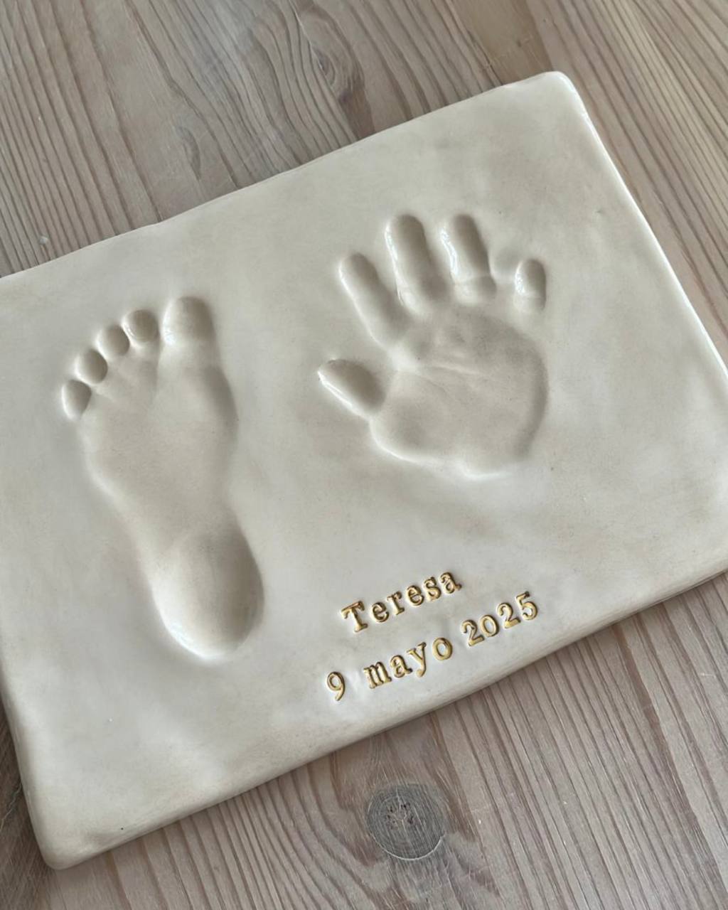 Placa de huellas de bebé personalizada con letras en oro